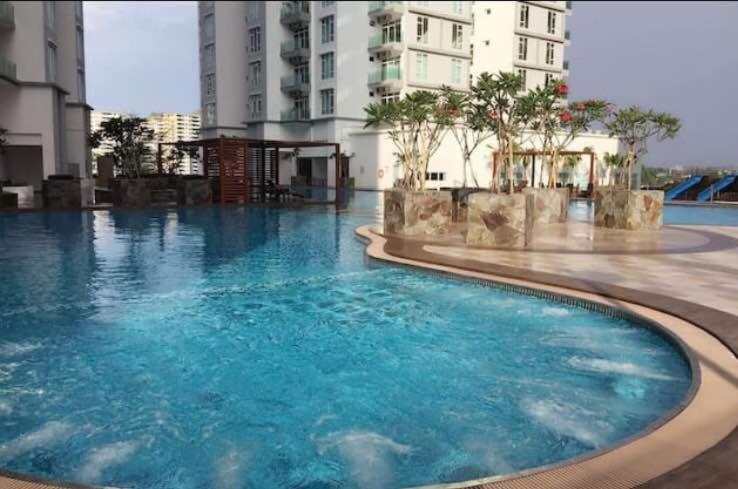 Homestay Condominium Larkin Apartment *